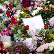 Blommor framför Kungliga slottet i Oslo efter beskedet att Norges Kung Harald dött.