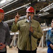 Nicolas Maduro (mitten), tillsammans med sin fru Cilia Flores och vice presidenten Tareck El Aissami (th). 