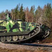 Stridsfordonet CV90 från tillverkaren Hägglunds testkörs i Östersund. 