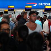 Passagerare på Heathrow i London väntar på att få bli incheckade på sina British Airways-flyg. 