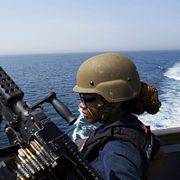 Amerikansk soldat ombord på USS Paul Hamilton i Hormuzsundet, maj 2023.