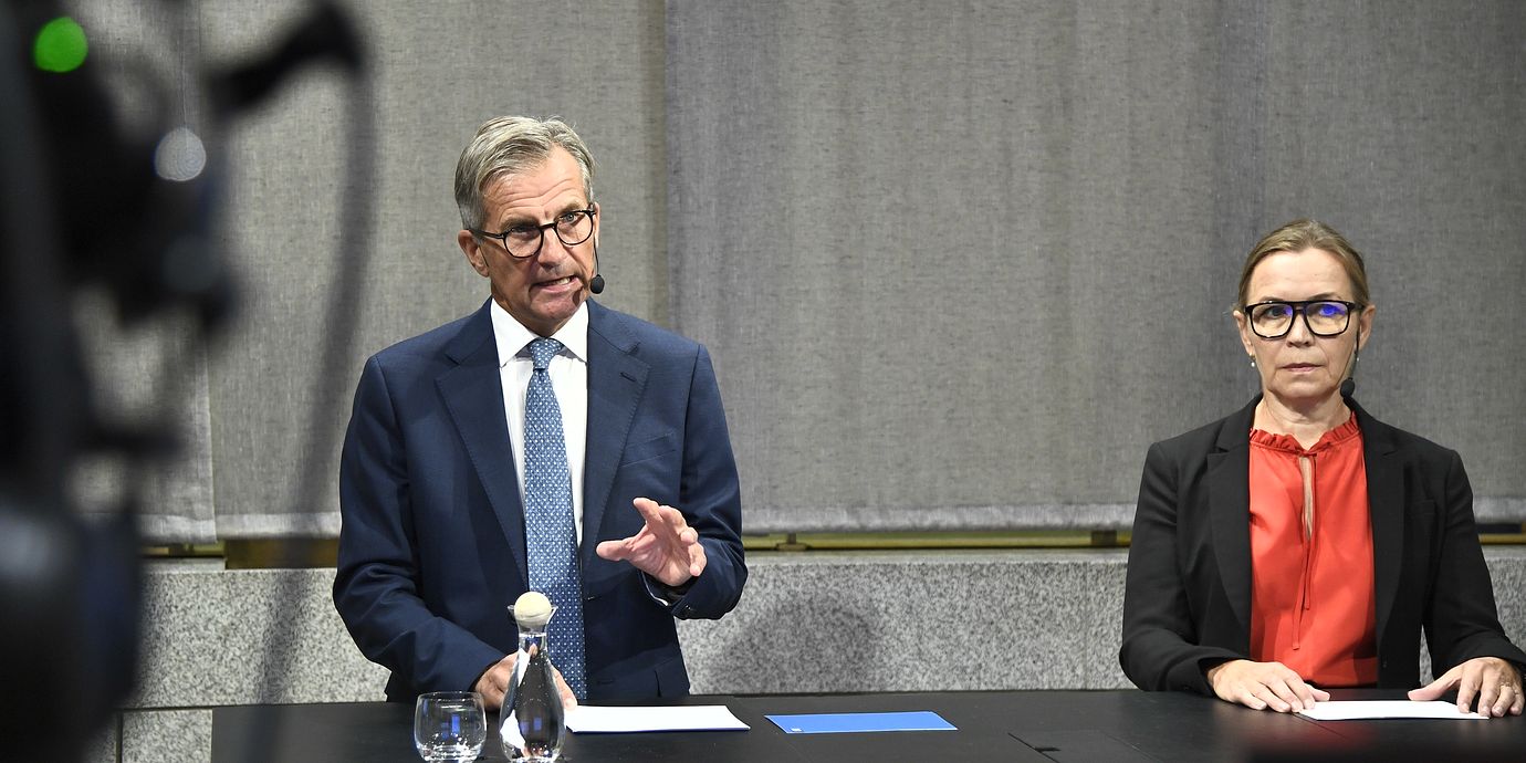 Riksbankschef Erik Thedéen och Åsa Olli Segendorf, chef för avdelningen penningpolitik. Arkivbild.