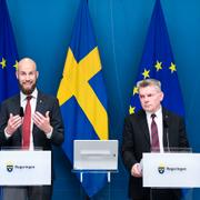 Carl-Oskar Bohlin (M), minister för civilt försvar, presenterar Magnus Hjort som generaldirektör för Myndigheten för psykologiskt försvar.