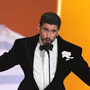 Bad Bunny tar emot sitt pris på scen.