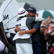 J.J. Spaun jublar efter segern. 