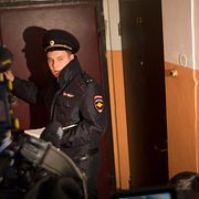 Medier och polis utanför huset där spängämnen hittades.