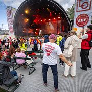 Alibrorsh från Medina intar scenen under Socialdemokraternas valupptakt i Folkets Park i Malmö på lördagen. Partiledare Magdalena Andersson skulle ha talat vid ”Skånsk upptakt för valvinst 2026” i Malmö på lördagen men ersattes av Lena Hallengren efter skolattacken i Fagersta.