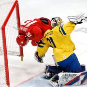 Bild från matchen. Pavel Karnaukhov och Lars Johansson. 