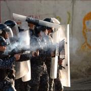 Polisen möter demonstranter i Caracas.