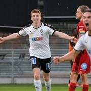 Örebros Nordin Gerzic (th) jublar efter sitt 2-1 mål med bl a Albin Granlund (tv) under lördagens allsvenska fotbollsmatch mellan Örebro och Östersund på Behrn Arena.