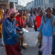 Kroppar bärs bort efter attacken i Mogadishu.