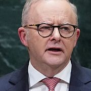 Till vänster: Australiens premiärminister Anthony Albanese. Till höger: Amerikanska soldater i San Francisco. Bilden har ingen koppling till innehållet i artikeln.