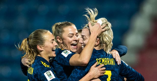 Sverige firar ett av den första halvlekens elva mål. SIMON HASTEGÅRD / BILDBYRÅN