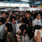 Pendlare vid tågstationen Shinjuku.