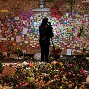 Arkiv. Blomhav vid Sergels torg efter terrordådet.