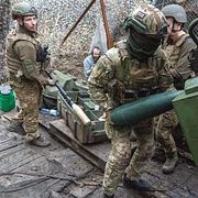 Ukrainska soldater laddar en kanon i närheten av Charkiv-regionen.