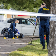 Polisen undersöker brottsplatsen. 