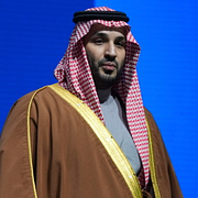 Saudiarabiens kronprins Muhammed bin Salman (till vänster). Rök på Dubais största flygplats efter en iransk drönare slog ner 16 mars. Förenade arabemiratens president Mohammed bin Zayed Al Nahyan (till höger)