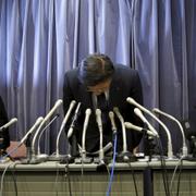 Biltillverkarens högsta ledning böjde sina huvuden och bad om förlåtelse på en presskonferens i Tokyo.