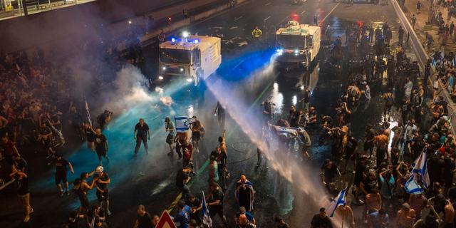 Kravallpolis använder vattenkanon för att skingra demonstranter i Tel Aviv på måndagen. Oded Balilty / AP