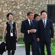Frankrikes president Emmanuel Macron tillsammans med sydkoreanske kollegan Lee Jae-Myung anländer till Lumieremötet.
