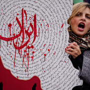 Protester mor den iranska regimen i Rumänien.