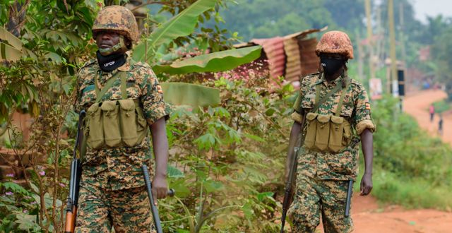 Soldatera patrullerar utanför Bobi Wines hem i utkanten av Kampala. Nicholas Bamulanzeki / TT NYHETSBYRÅN