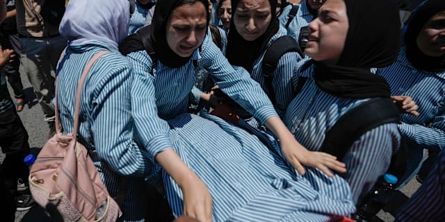 Sadeel Naghniyehs klasskamrater bär hennes kropp under begravningen i Jenin på Västbanken på onsdagen.  Majdi Mohammed / AP