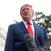 Donald Trump möter pressen utanför Vita huset på lördagen. 