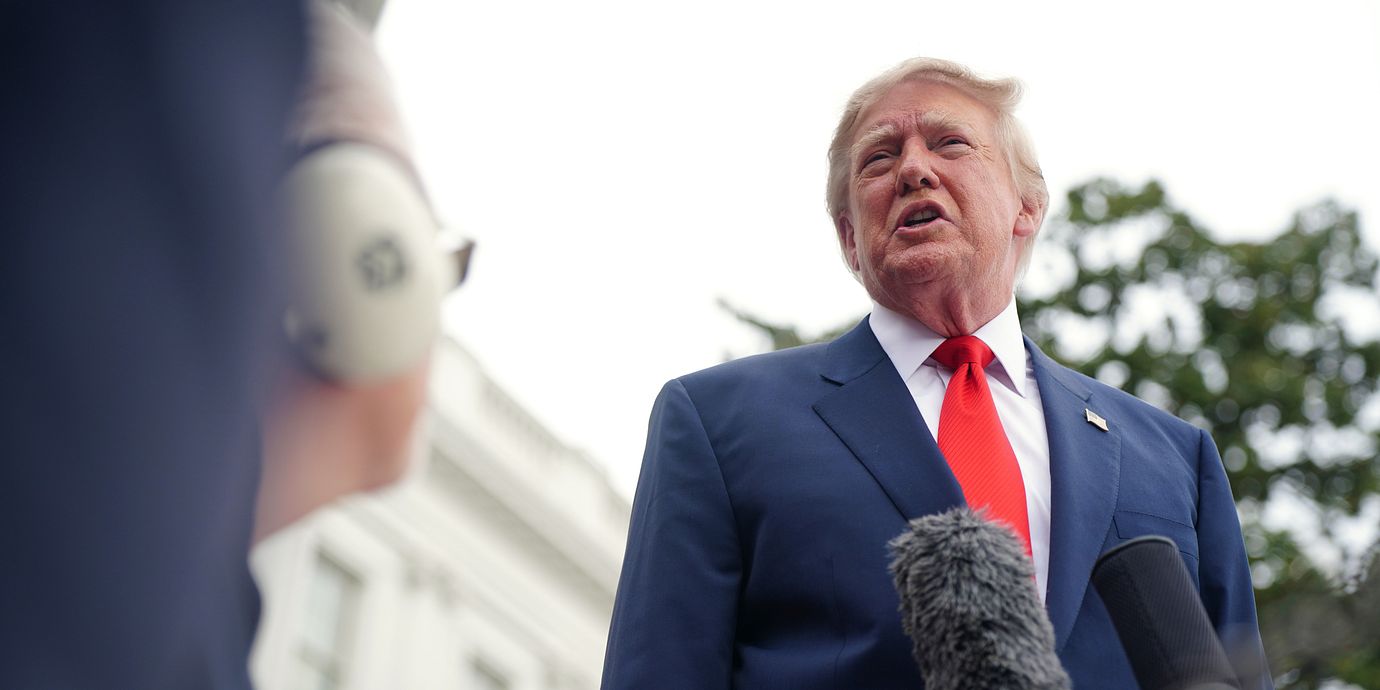 Donald Trump möter pressen utanför Vita huset på lördagen. 