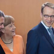 Merkel med Weidmann (till höger). Till vänster Sigmar Gabriel. Arkivbild. 