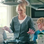 Sanna Guidetti tillsammans med sina barn i ”Mammor”.