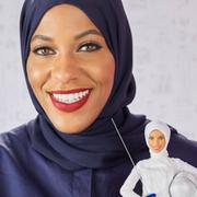 Ibtihaj Muhammad med dockan som föreställer henne själv