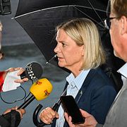 S-ledaren Magdalena Andersson anländer till kvällens debatt.
