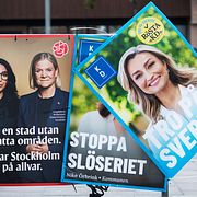 
Socialdemokraternas, med riksdagsledamot Lawen Redar (S) och partiledare Magdalena Andersson (S), samt Kristdemokraternas, med partiledare Ebba Busch (KD), valaffischer vid Skanstull inför riksdagsvalet 2026.