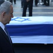 Benjamin Netanyahu vid Peres kista.