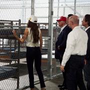 Kristi Noem, USA:s minister för inrikes säkerhet, och president Donald Trump under en rundvisning av förvaret tidigare i sommar. 
