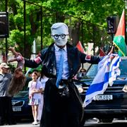 En person utklädd till Ulf Kristersson under en manifestation för Gaza i Stockholm tidigare i juni. 