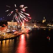 Fyrverkeri över Skeppsbron i Stockholm strax före midnatt på nyårsafton.