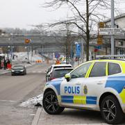 Ett stort polispådrag spärrade av platsen.