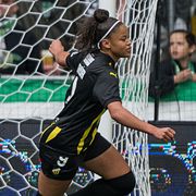 Felicia Schröder firar 0-1 i matchen mot Hammarby.