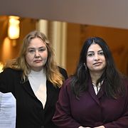 Vänsterpartiets ledare Nooshi Dadgostar (V) och Ida Gabrielsson (V) anländer till onsdagens pressträff.