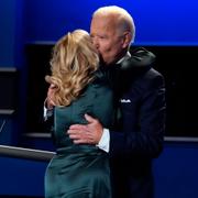 Joe Biden och Jill Biden kramar om varandra efter att debatten avslutats.