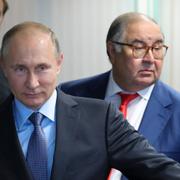 Vladimir Putin i mitten och till höger i röd slips: Alisjer Usmanov. 