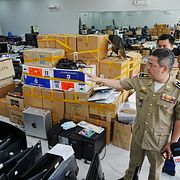 Polisvisning av ett bedrägericenter.