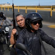 Maduro-anhängare i huvudstaden Caracas efter nattens insats. 