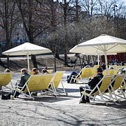 Stockholmare njuter av vårsolen.