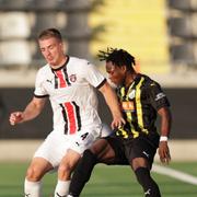 Spartak Trnavas Libor Holik och Häckens Severin Nioule i duell. 