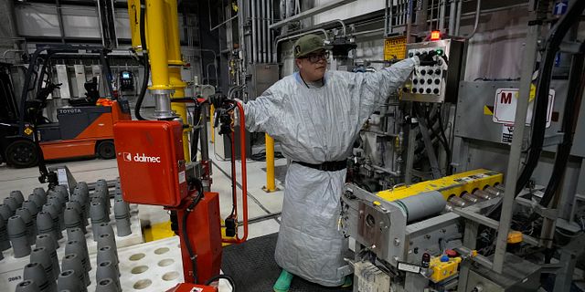 Amerikansk tekniker arbetar med att förstöra kemvapen i början av juni. David Zalubowski / AP