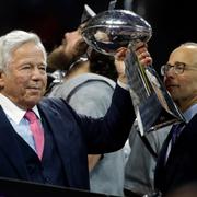 Robert Kraft med Super Bowl-p